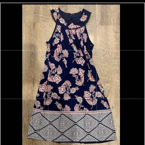 Paisley printed dress
Material: 95% polyester 5% spandex 
Size: small - Picture 1 of 4